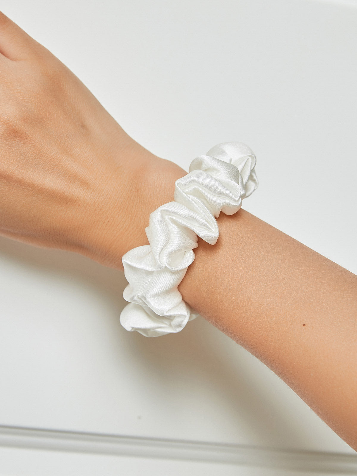 SilkSilky US 19Momme Pure Silk Scrunchie White 001