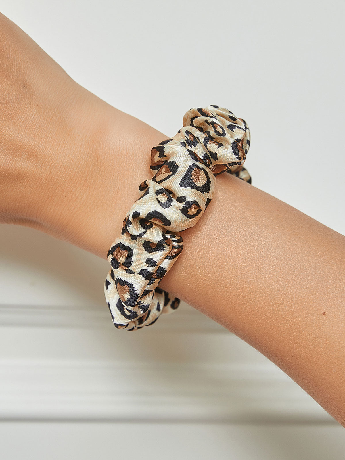 SilkSilky US 19Momme Pure Silk Scrunchie Leopard 001