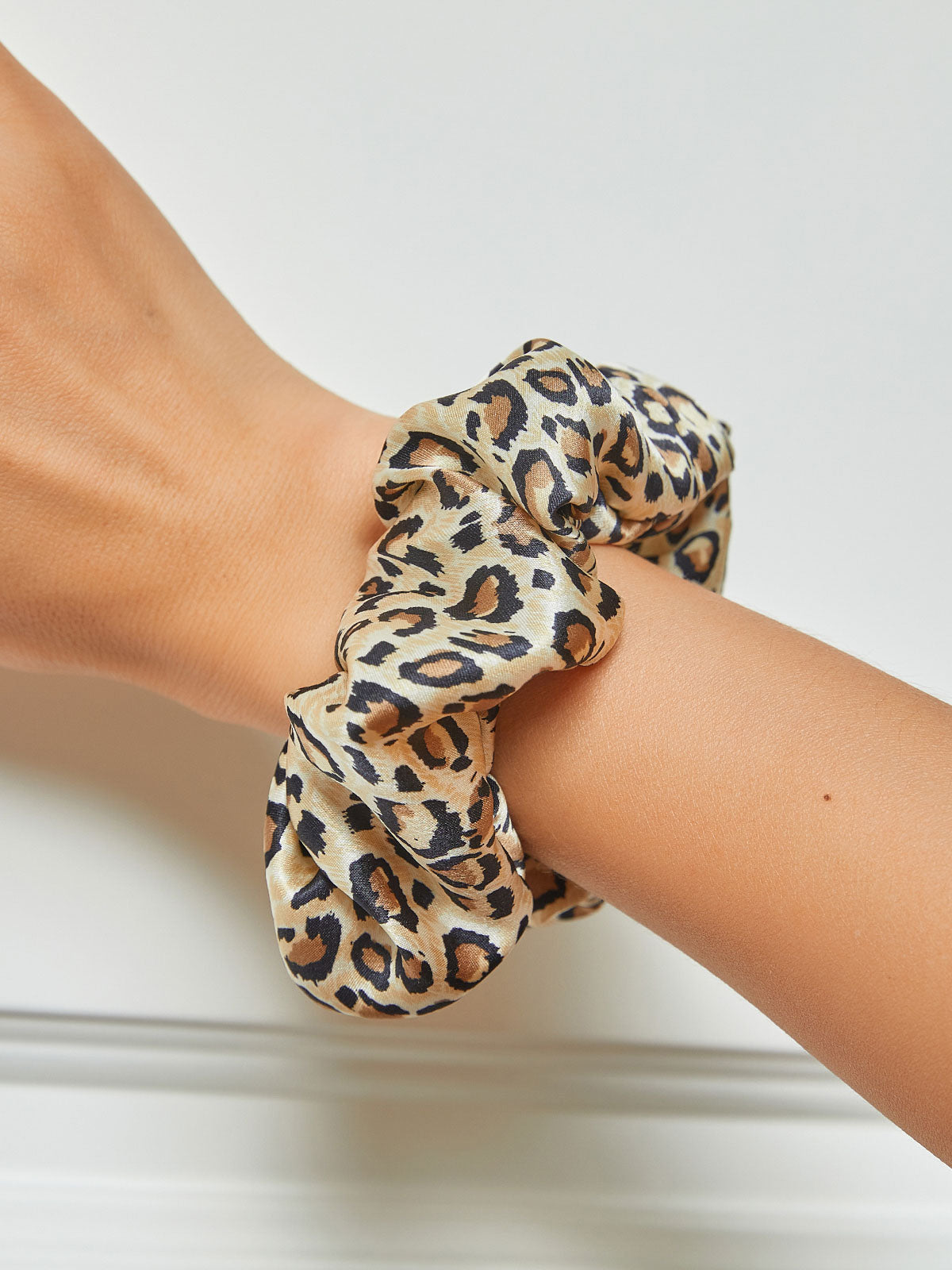 SilkSilky US 19Momme Pure Silk Scrunchie Leopard 001