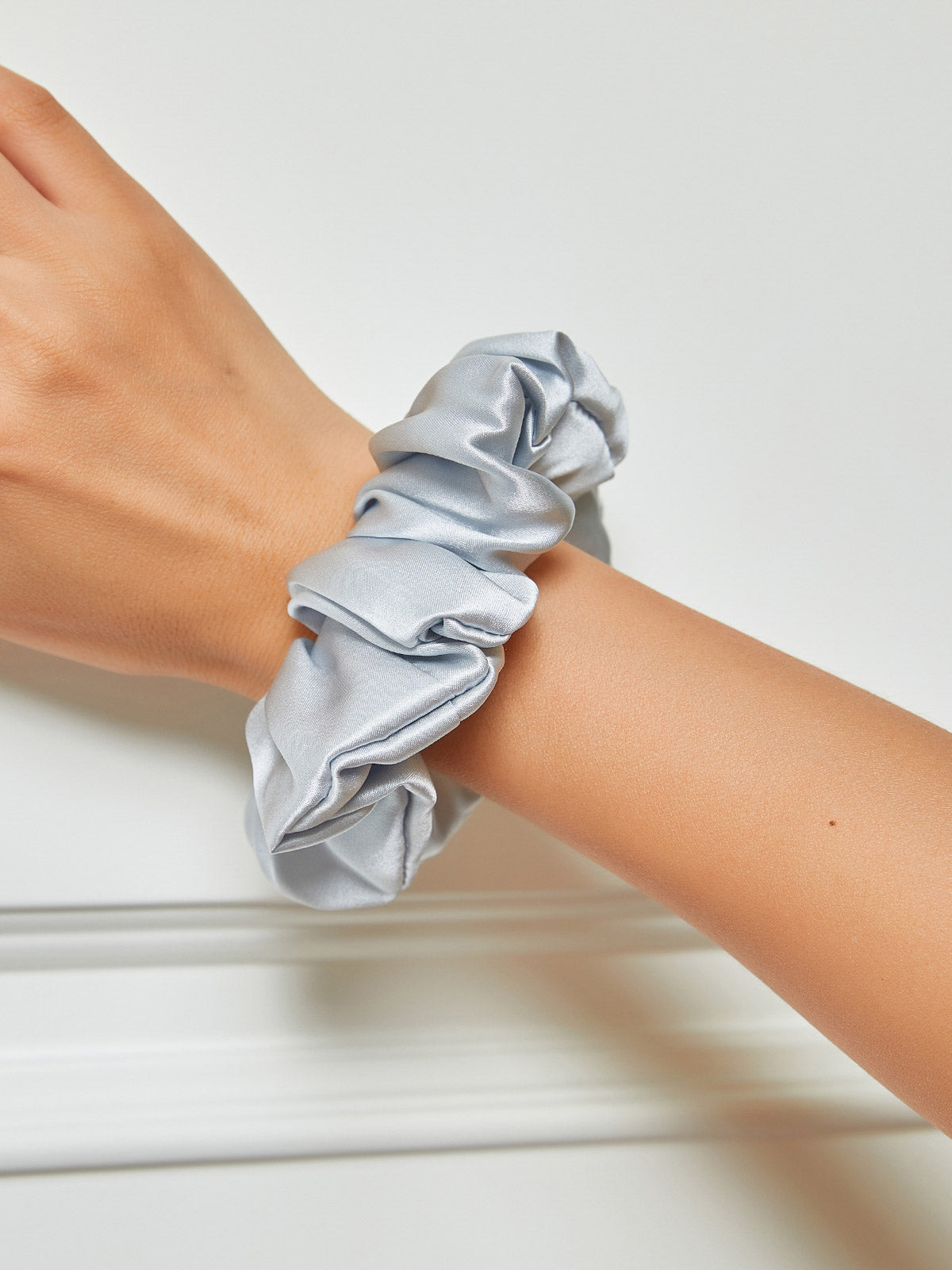 SilkSilky US 19Momme Pure Silk Scrunchie Silver 001