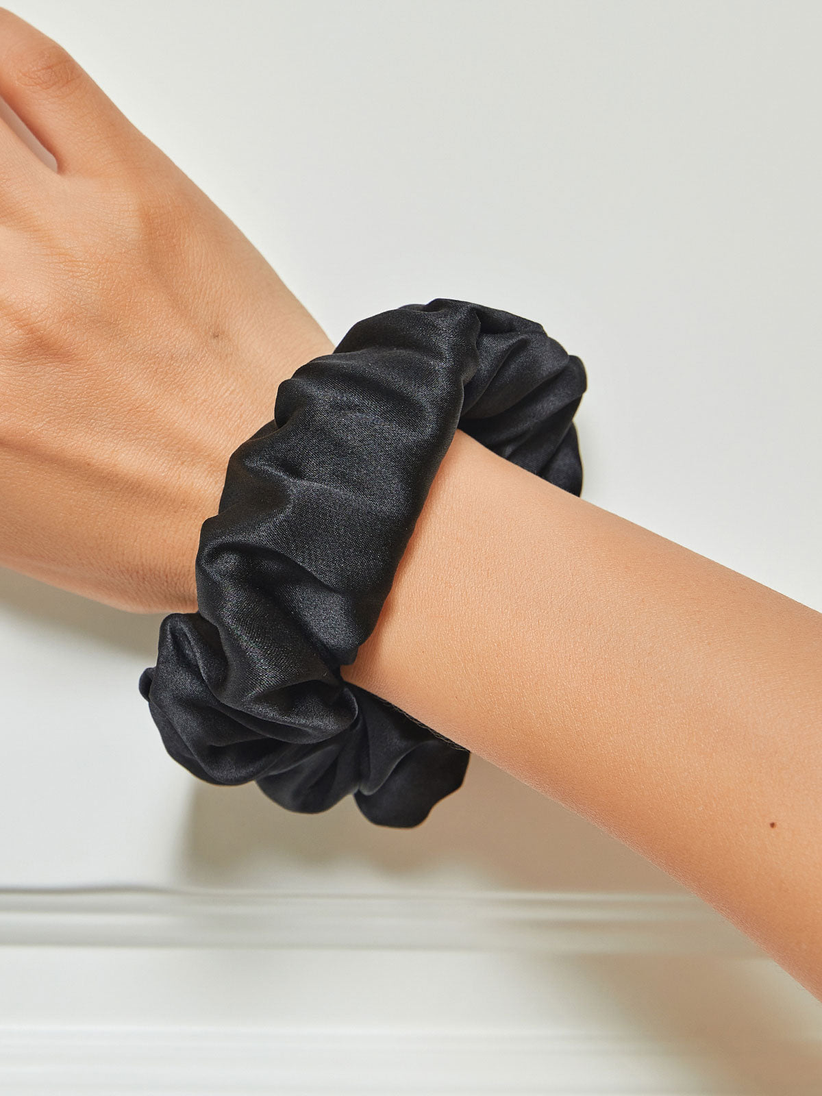 SilkSilky US 19Momme Pure Silk Scrunchie Black 001